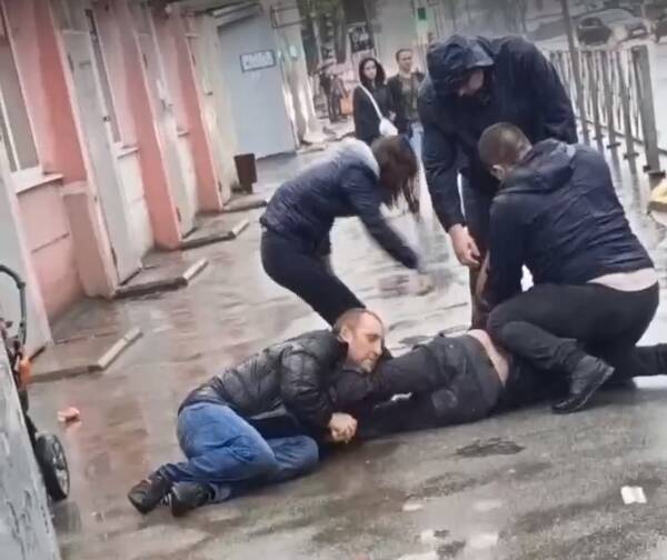 В Брянске полиция забрала задержанного прохожими мужчину с ножом и топором