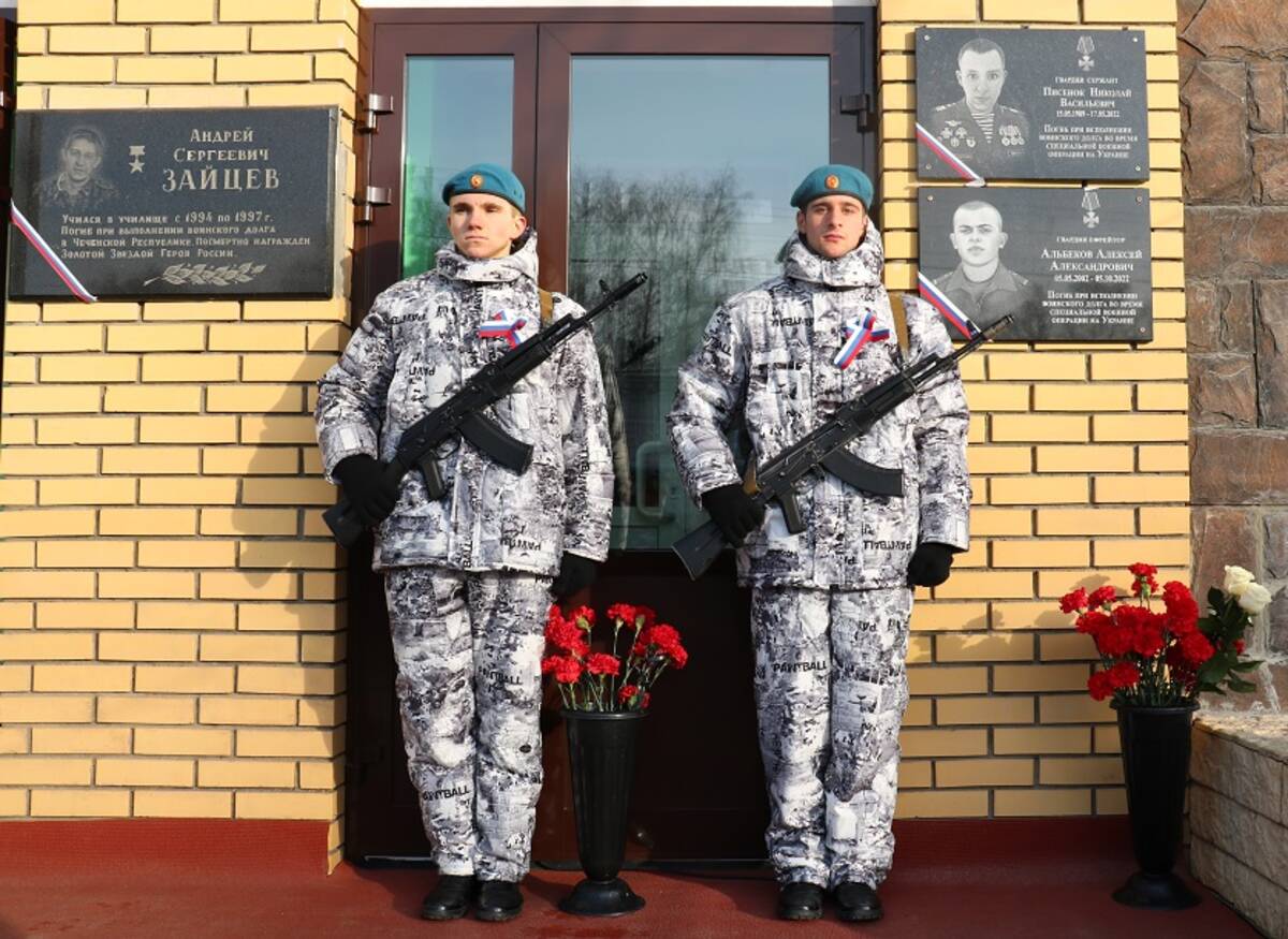 В Стародубе открыли мемориальную доску памяти погибшего на Украине Алексея Альбекова