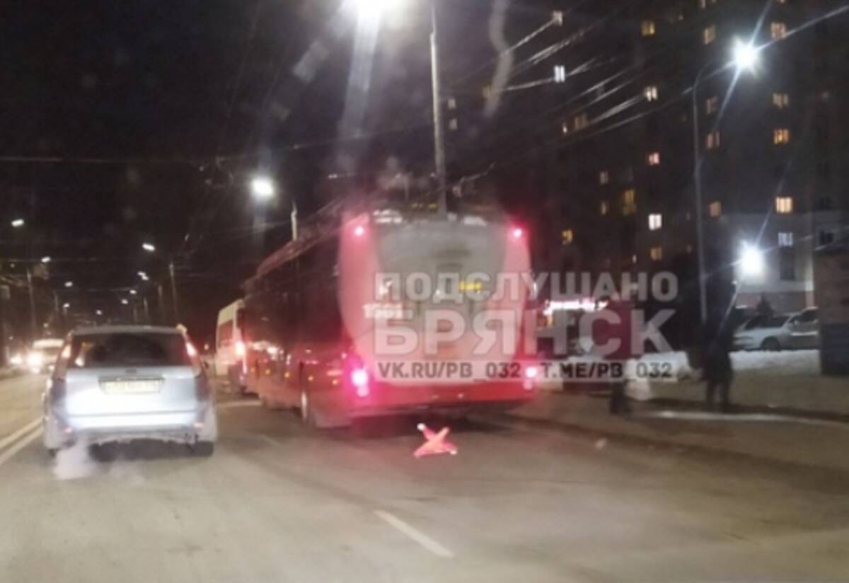 В Брянске новый красный троллейбус попал в ДТП