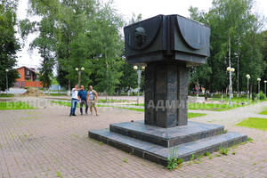 В Брянске обновляют мемориал в «Лесных сараях»