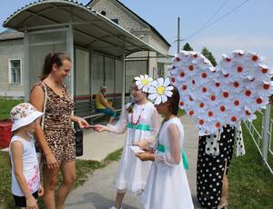 В Стеклянной Радице 8 июля отметили уличной акцией «Волшебная ромашка»