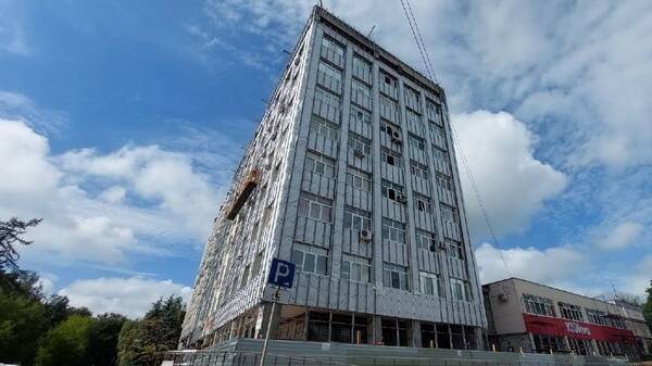 В Брянске обновляют фасад клинико-диагностического центра