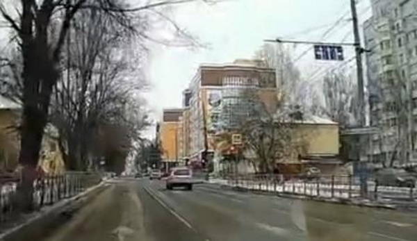 В Брянске водителя наказали за проезд на «красный» на улице Советской