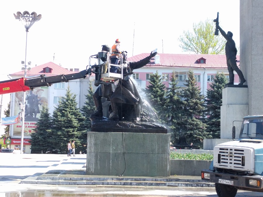 В Брянске от голубиного помёта отмыли памятник на площади Партизан