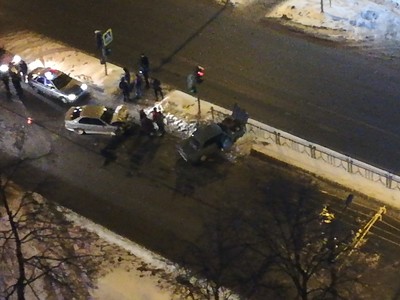 В Брянске на проспекте Московском столкнулись легковушки: есть раненые