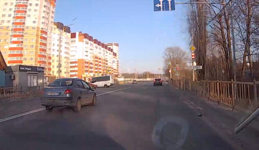 В Брянске водителя «Пежо» оштрафовали за проезд на «красный»