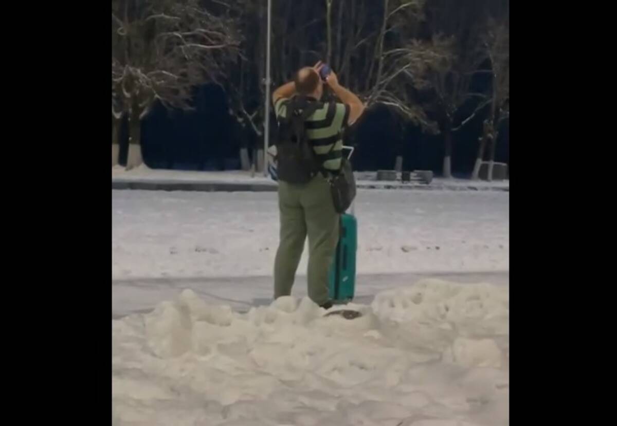 Жителей Брянска удивил мужчина в футболке, гулявший на морозе у Кургана Бессмертия 