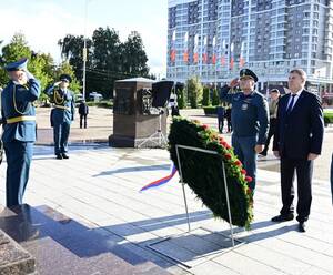 Глава МЧС РФ Куренков возложил цветы к стеле Город воинской славы в Брянске
