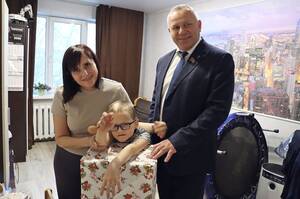 Ёлка в дом: спикер Брянской облдумы исполнил мечту 8-летнего Даниила