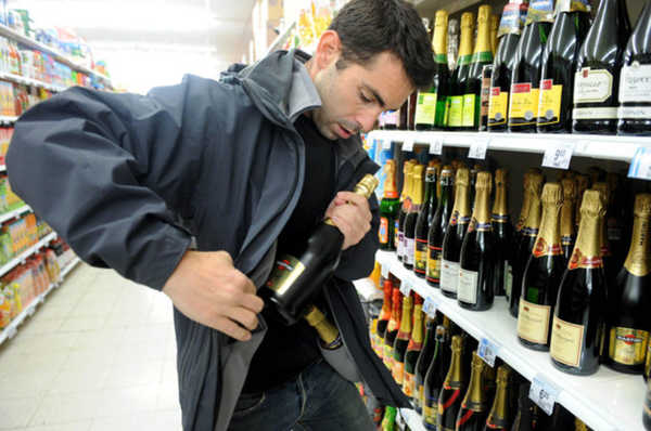 Брянец пытался вынести из супермаркета под курткой 2 бутылки алкоголя