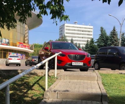 В Брянске автохам на «Mazda» перекрыл пешеходам путь