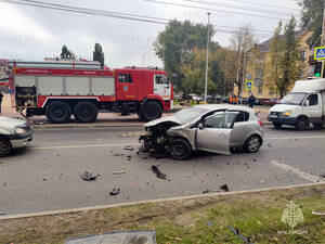В Брянске на Пушкина столкнулись две легковушки, выезжали спасатели
