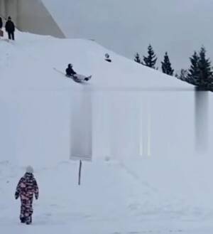 Дети наплевали на запрет не кататься с Кургана Бессмертия в Брянске