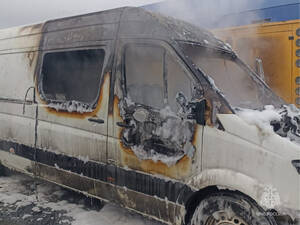 В Брянске на улице Кислородной огонь уничтожил микроавтобус