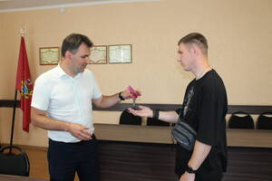 В Суземском районе ребенку-сироте вручили ключи от квартиры