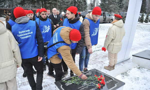 В Брянске возложили цветы к могиле Неизвестного солдата