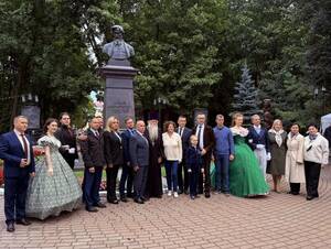 Брянцы отметили 209 лет со дня рождения Алексея Толстого