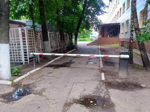 Недоступная среда по-брянски: граждане жалуются на шлагбаум у поликлиники №1