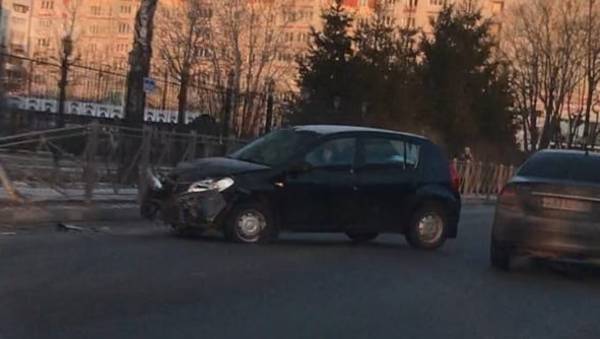 В Брянске забор возле здания ГИБДД выдержал таран автомобиля