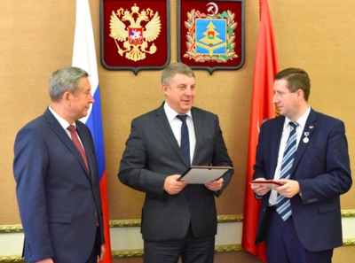 Брянского учителя Юрия Клюева поздравил и наградил губернатор
