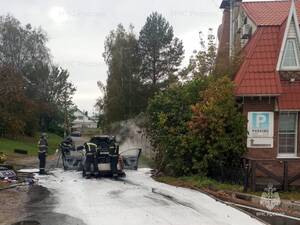 Под Брянском внезапно вспыхнул легковой автомобиль