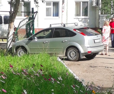 Водитель автомобиля в Брянске снес забор детского сада и скрылся