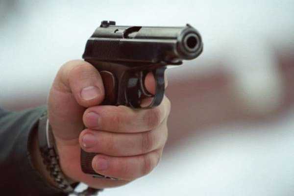 В Жуковке пьяный мужчина едва не застрелил знакомого из пистолета