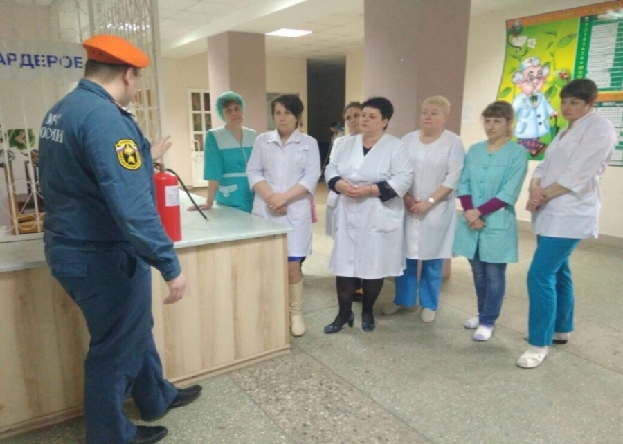 В Клинцах из детской поликлиники эвакуировали 185 человек