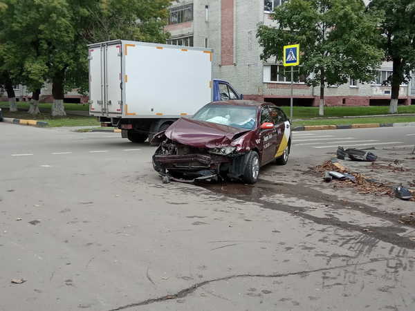 В Брянске в ДТП с «Яндекс. Такси» пострадали два человека