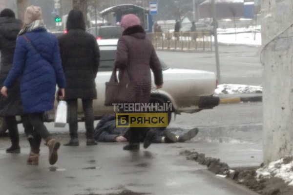 В Брянске на Новостройке автомобиль сбил мужчину возле больницы №2