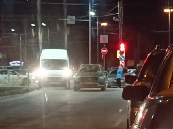 В Брянске возле ТРЦ «БУМ Сити» столкнулись 2 легковушки
