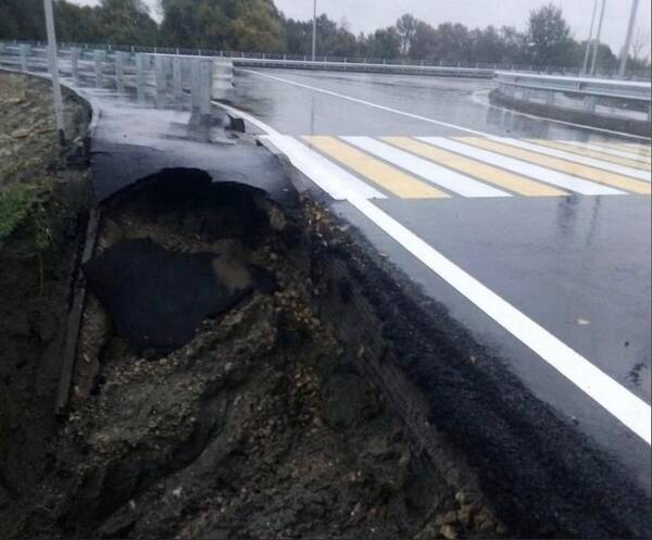 Власти Брянска пояснили обрушение тротуара на новой дороге от вокзала к Metro