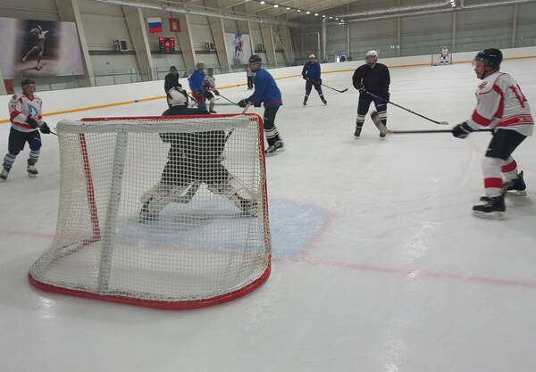 В брянской Жуковке стартовал хоккейный турнир 