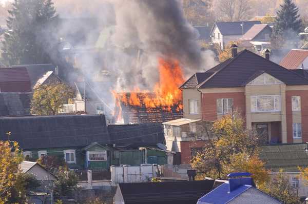 В Брянске на Осипенко сгорел жилой дом