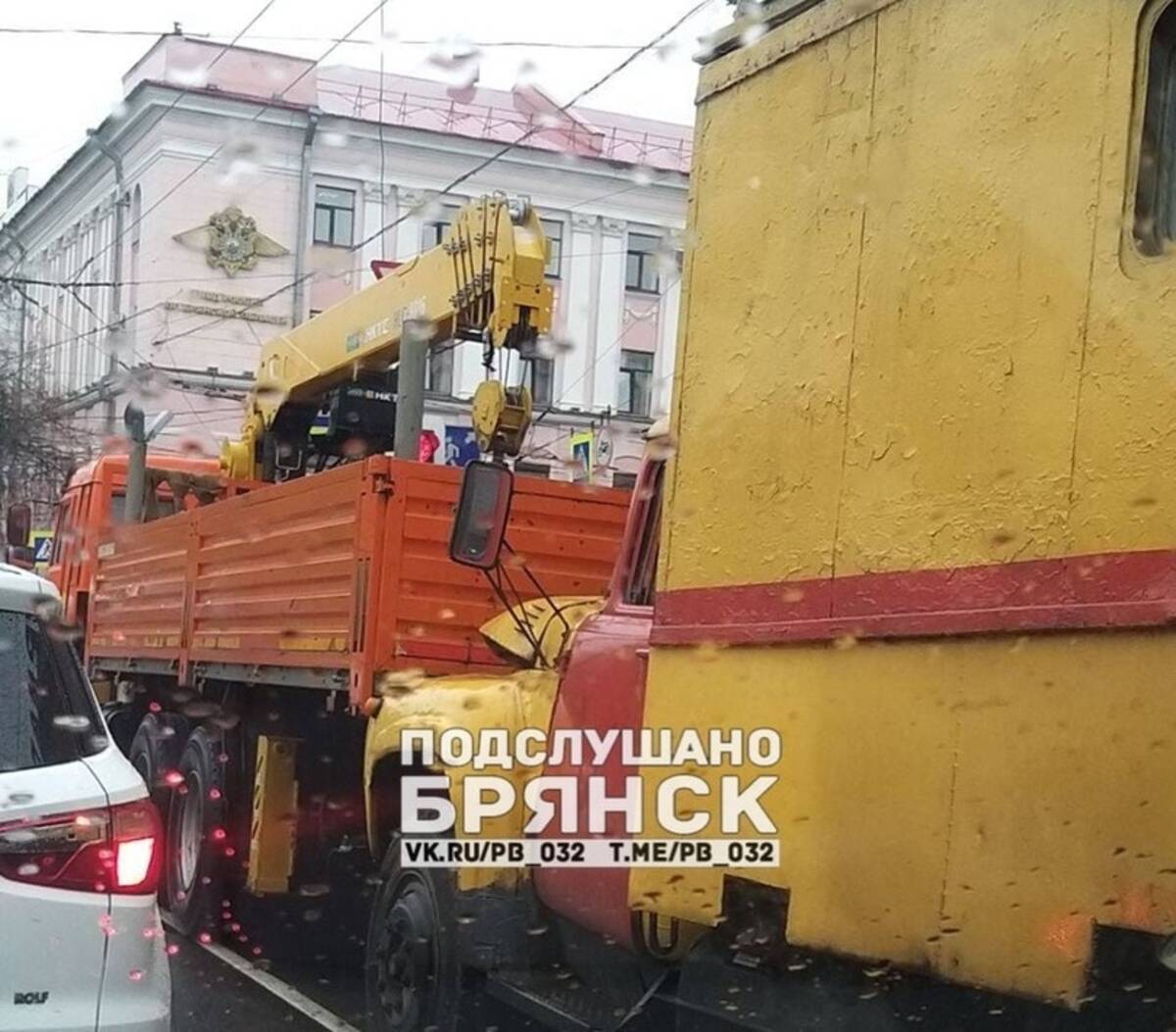 В Брянске на ЦУМе произошло ДТП с участием машины аварийной службы