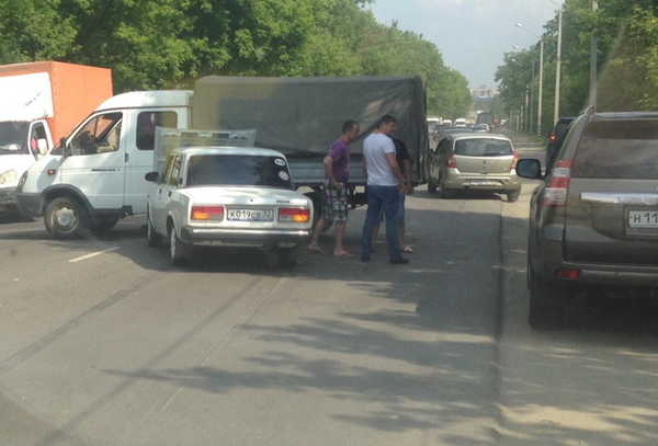На улице Бурова в Брянске столкнулись две «Газели» и «Жигули»
