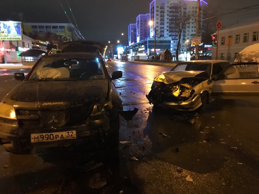 В Брянске ночью возле автовокзала столкнулись ВАЗ и «Mitsubishi»