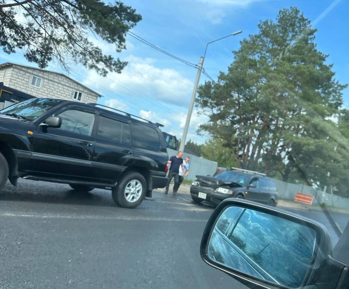 Под Брянском 2 автомобиля попали в ДТП