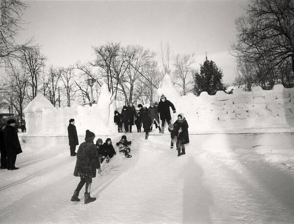 Снежный городок в парке им. А. К. Толстого в Брянске. 1971 год