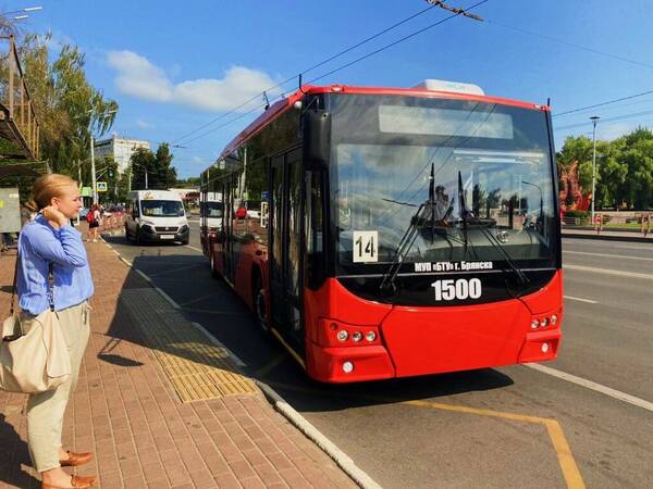 На улицы Брянска вышел новый красный троллейбус