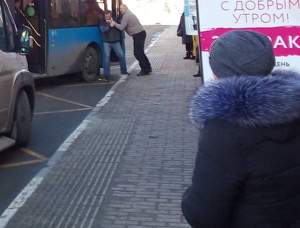 Водители маршрутки и автобуса подрались в Брянске