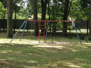 Девочка травмировалась на детской площадке в Брасовском районе