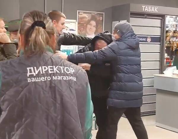 В Брянске сняли на видео драку в магазине «Пятерочка»