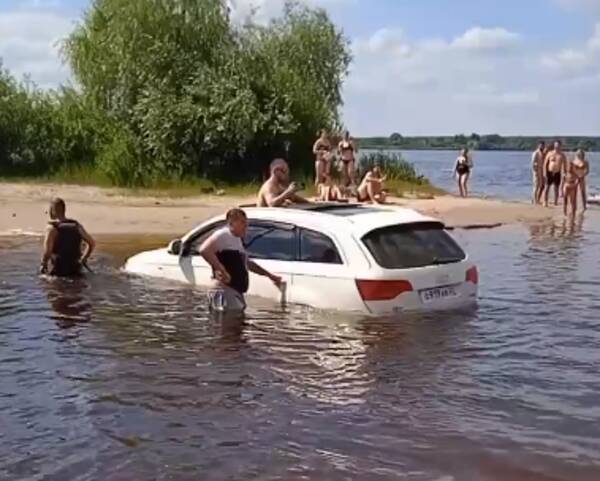 В Брянске посетители пляжа вытянули легковой автомобиль Audi из озера Орлик