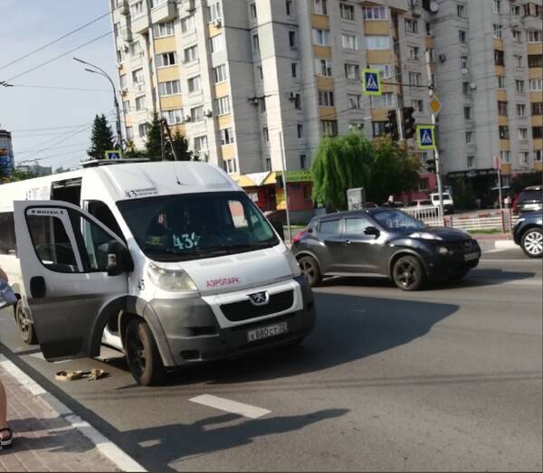 44 маршрутка брянск. ДТП В Брянске сегодня на ул. Дуки. Маршрутка 215 Брянск. Остановка противопожарный центр Брянск. Противопожарный центр Брянск остановка фото.