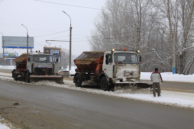 В Брянске дорожники вышли на героическую битву со снегом