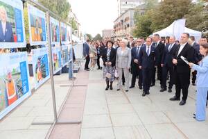 Фотовыставка о железнодорожниках украсила бульвар Гагарина в Брянске в День города