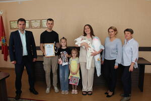 В Суземке многодетной семье вручили сертификат на областной маткапитал
