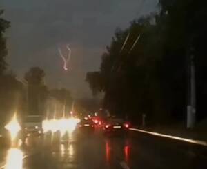 На ночной Брянск обрушилась гроза и сильный ветер