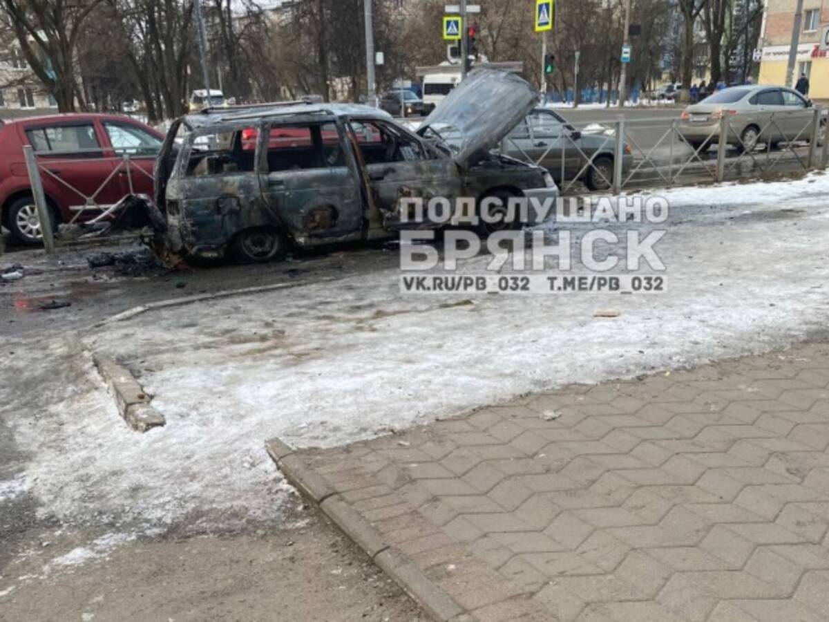 В Брянске возле остановки «Мечта» полностью сгорел припаркованный легковой  автомобиль